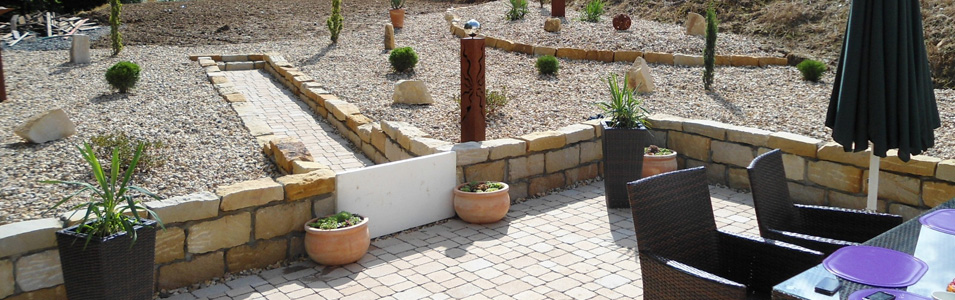 Sandstein Bruchsteine, Mauersteine, Blockstufen, Randsteine, Mauerabdeckung, Verblender, Pflastersteine, Natursteine, Sandsteinplatten, getrommelt