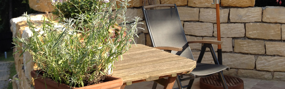 Sandstein Bruchsteine, Mauersteine, Blockstufen, Randsteine, Mauerabdeckung, Verblender, Pflastersteine, Natursteine, Sandsteinplatten, getrommelt